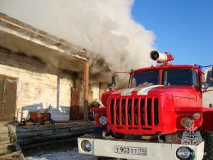 Сгорел дом в Сатале — пожарные остановили огонь