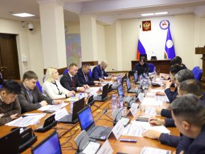 Джулустан Борисов провел совещание по вопросам взаимодействия УК «Колмар» со строительными организациями и авиакомпанией «Якутия»