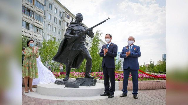 В Якутске торжественно открыли памятник якутским снайперам
