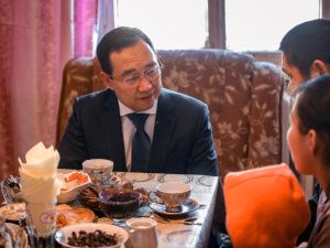 Айсен Николаев встретился с семьей потомственных оленеводов