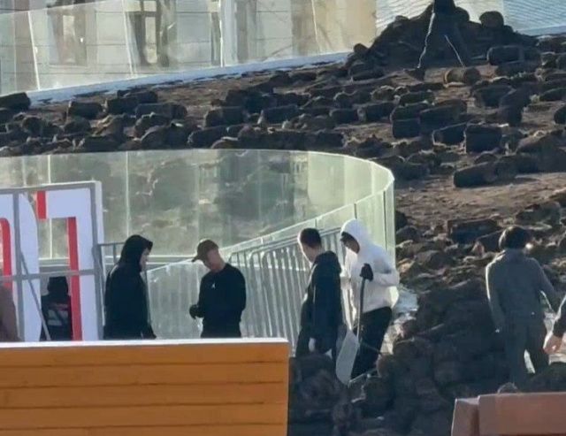 Новый зеленый газон для площади Республики