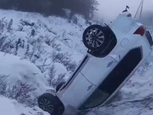 В Якутске «Лексус» съехал с дороги в сугроб и перевернулся