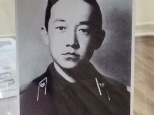 Якутская делегация возложила цветы к памятнику якутянину Филиппу Лобанову на Сахалине