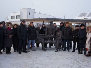 Памятник Исидору Барахову поставили в новом сквере в Верхневилюйске