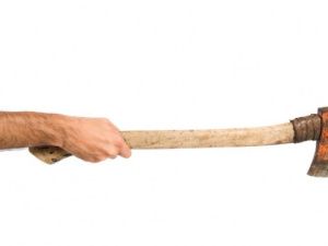 Житель Якутска разбил топором стекла припаркованной машины, чтобы похитить сумку