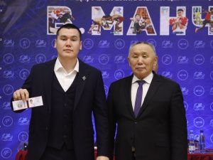 Одиннадцати мас-рестлерам Якутии вручили удостоверения и знаки мастеров спорта России