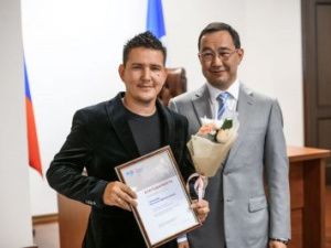 Айсен Николаев наградил лучших работников торговли