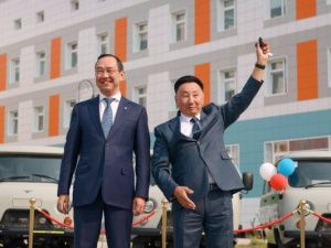 Медицинским учреждениям Якутии вручили ключи от 14 машин скорой помощи 