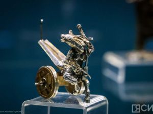 В НХМ Якутии открылась выставка всемирно известного художника-ювелира Александра Манжурьева