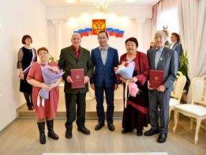 Глава Якутии поздравил с золотой свадьбой семейные пары из Алдана