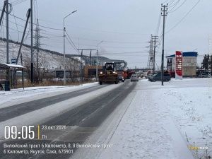 Дорожные службы Якутска продолжают чистить улицы от снега и наледи