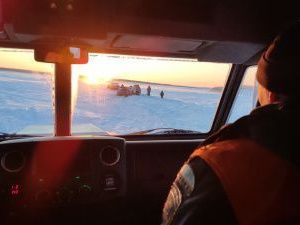 В Якутии из-за пурги семь рыбаков с четырьмя детьми застряли на реке