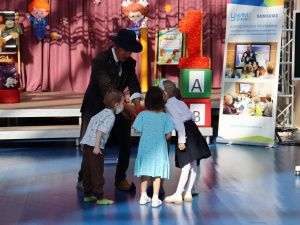 Волонтеры АЭБ подарили сертификаты первоклассникам в книжный магазин