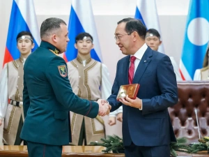 Айсен Николаев вручил якутянам государственные награды