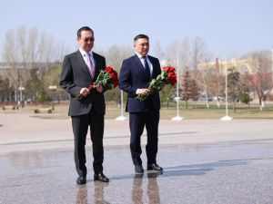 Глава Якутии возложил цветы к монументу защитникам Отечества в Астане