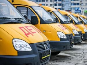 Более 40 новых автобусов передали школам и ссузам Якутии