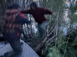 На реке Лене у села Техтюр перевернулась лодка с двумя мужчинами: Спасатели разыскали пострадавших