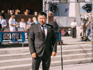 В День государственного флага России Евгений Григорьев вручил паспорта школьникам