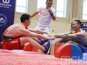 На призы заслуженного тренера по боксу проведут турнир по мас-рестлингу в Вилюйском районе