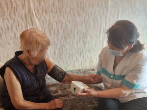 Усть-Янские врачи провели осмотр пожилых и инвалидов 