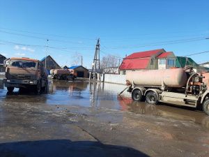 В Якутске в усиленном режиме ведутся работы по отводу и откачке талых вод