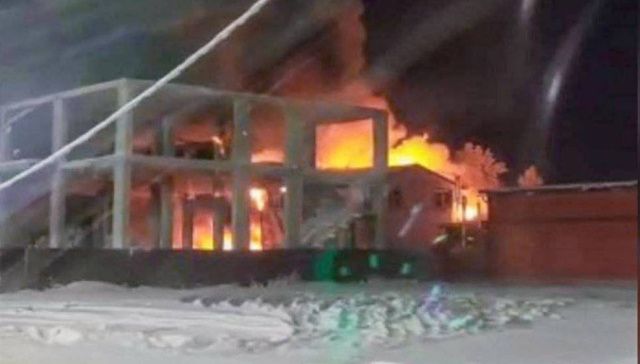 В Якутске на Окружном шоссе произошел пожар в частном доме
