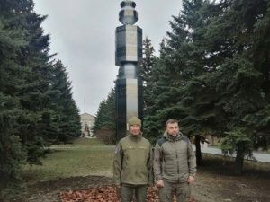 Главы Якутии и ДНР установили символичное сэргэ в городе Кировское 