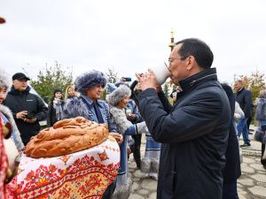 Айсен Николаев возложил цветы к памятнику основателя Якутска