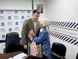 ЕР просит не политизировать экономику, но бабушку на фоне партийного баннера — можно