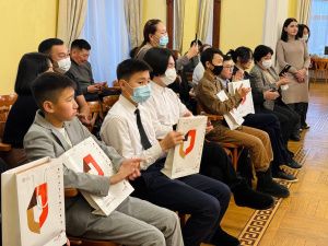 В Якутске юным горожанам торжественно вручили паспорта ко Дню Конституции РФ