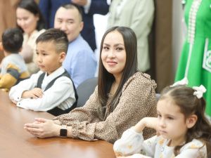 Айсен Николаев вручил жилищные сертификаты молодым семьям из Нерюнгри