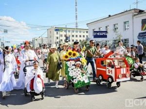 В Якутске порядка 2 тысяч человек объединило шествие-парад в День семьи, любви и верности