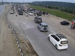 В Нижнем Бестяхе на паромной переправе запущена пятая линия автомобильного накопителя 