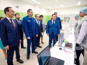 Заместитель генпрокурора РФ Дмитрий Демешин побывал в новом здании школы в селе Хатассы