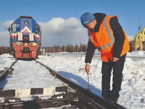 На страже безопасности: 20 лет трудится в компании «ЖДЯ» старший электромеханик Владлен Максимов