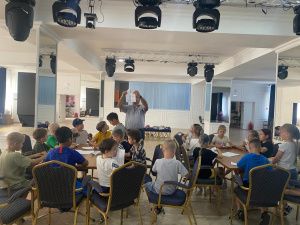 На базе Культурного центра АО «АК «ЖДЯ» работает летняя детская площадка