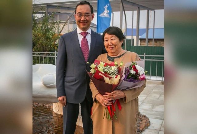 Глава Якутии поздравляет с Днем матери