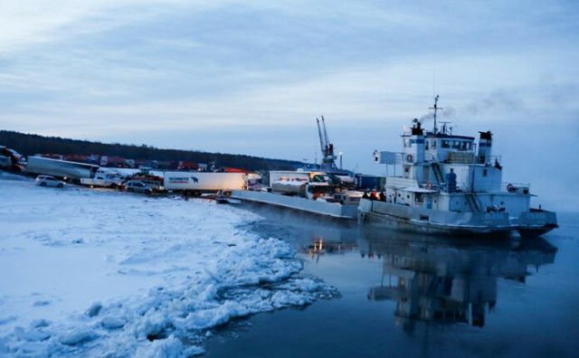Паромы будут возить грузы через реку Лена до конца ноября