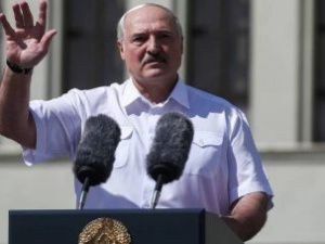 «Даже мертвым не отдам страну». Главные заявления Лукашенко на митинге в центре Минска