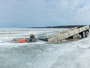  На закрытой ледовой переправе «Хатассы-Павловск» провалилась техника