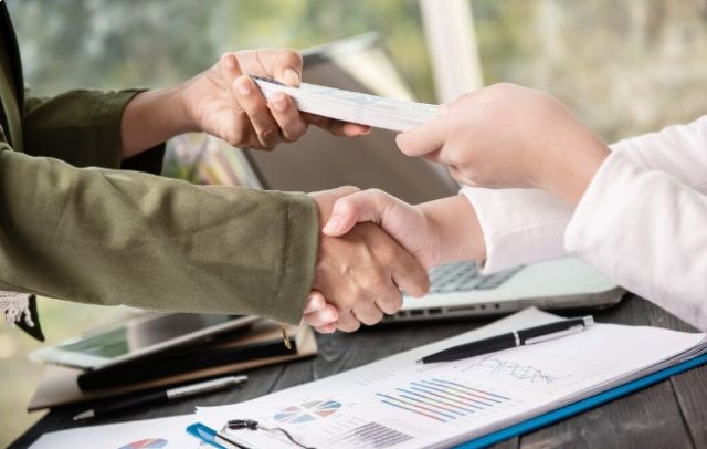 В Якутии руководитель строительной фирмы обвинен в подкупе - в передаче 500 тысяч рублей эксперту за ложные заключения о качестве материалов