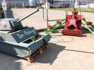 Осужденные в следственном изоляторе оформили декоративные композиции в виде символов Победы