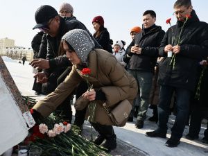 Якутяне несут цветы к мемориалу памяти жертв теракта в Подмосковье