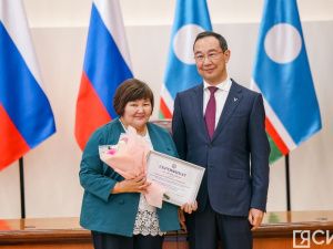Глава Якутии вручил лучшим педагогам-наставникам премии в 100 тысяч рублей