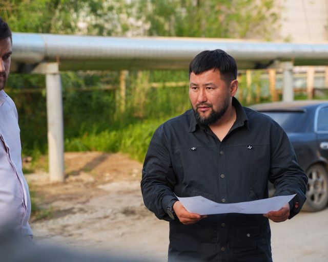 Евгений Григорьев проверил ход работ по благоустройству дворовых территорий в Якутске