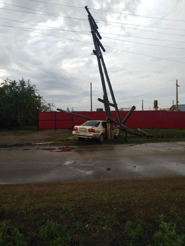 Житель Якутии наехал на столб и ушел домой спать