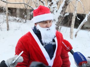 В Якутске спасатель спустился с крыши и поздравил юных пациентов НЦМ в образе Деда Мороза