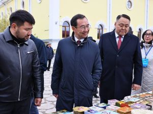 Айсен Николаев возложил цветы к памятнику основателя Якутска