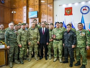 Айсен Николаев вручил якутянам государственные награды России и республики