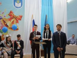 Владимир Федоров поздравил выпускников с последним звонком